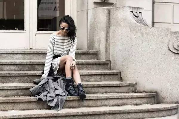 条纹单品怎么穿才好看,条纹时髦上衣怎么搭配好看