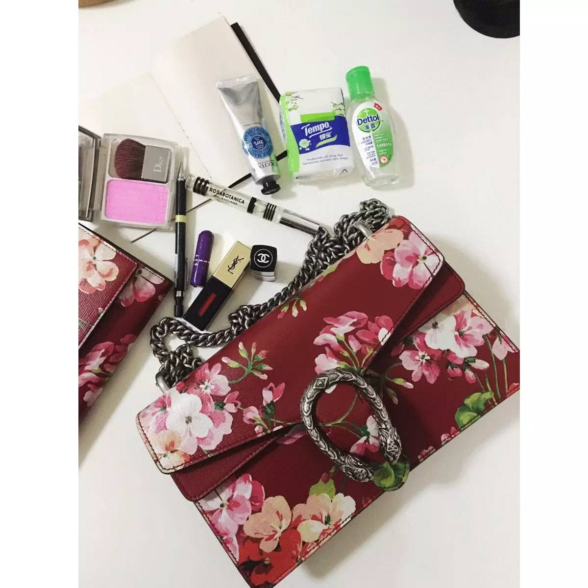 粉丝寄来了一箱包包,粉丝发来的包裹