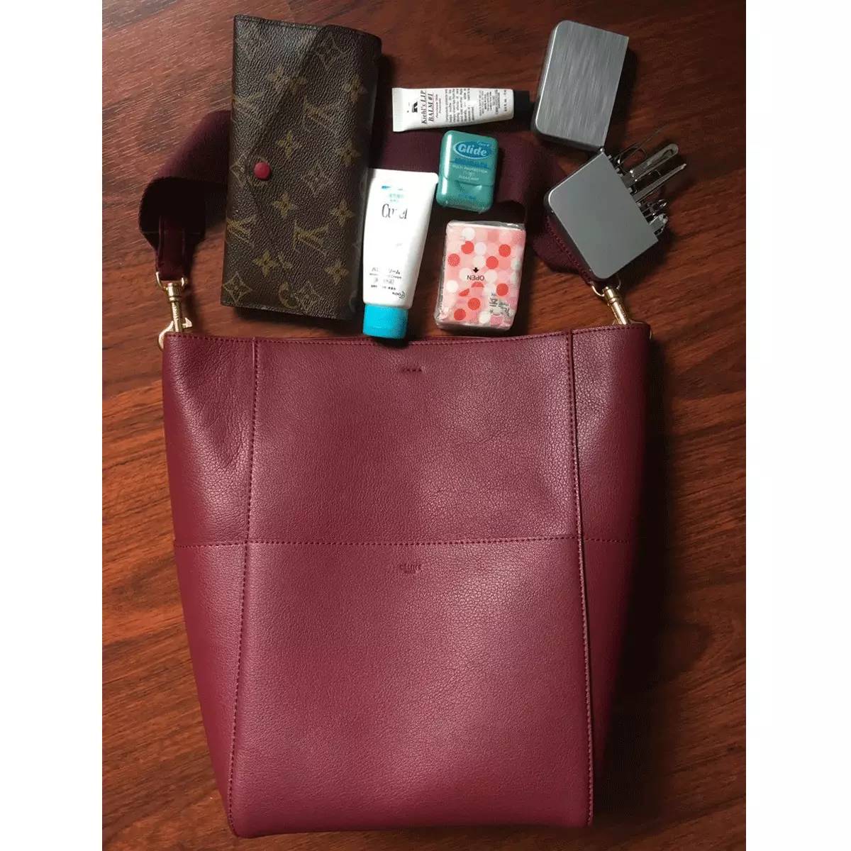 粉丝寄来了一箱包包,粉丝发来的包裹