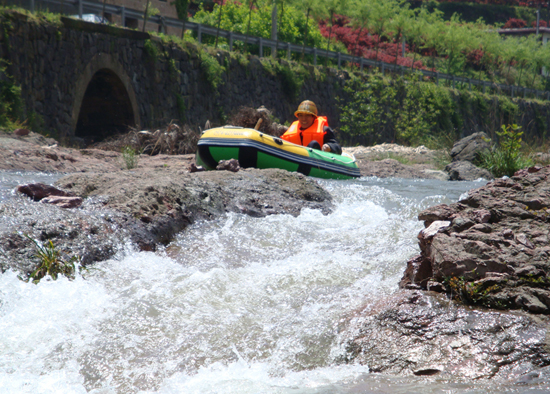 山间漂流避暑旅游,浙江深山避暑天堂住木屋