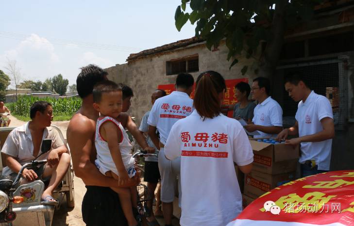暴雨中抗洪救灾,自己受灾却坚持抗洪救灾感人视频