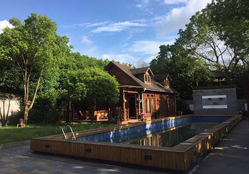 山间漂流避暑旅游,浙江深山避暑天堂住木屋