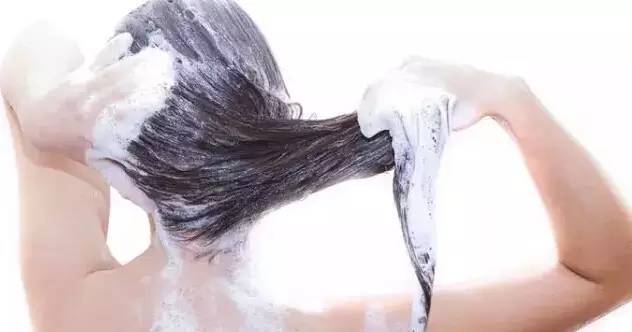 惊！原来这样洗头会令头发越来越少！附：老中医生发秘方！