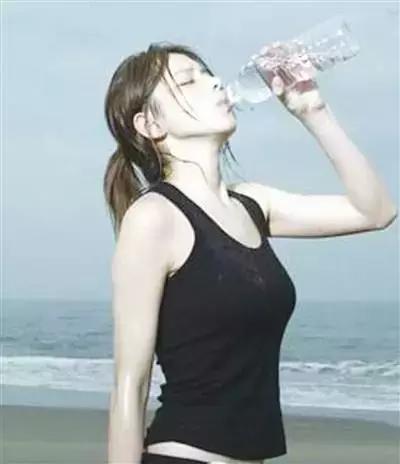 半夜出汗汗液太黏什么情况,夏天出汗感觉身上黏糊糊的正常吗