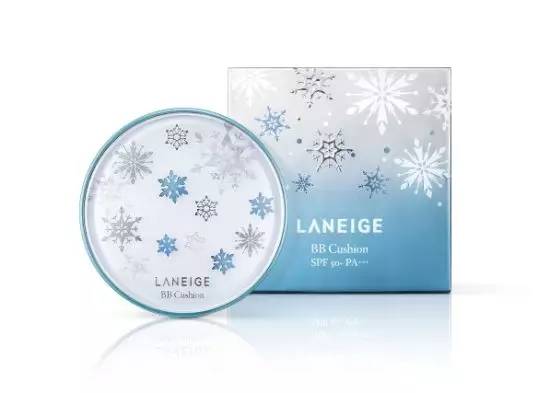 粉饼上面有一个玫瑰,粉饼上面有个兔子