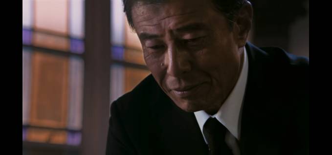 老牛吃嫩草!退休老警察凭什么获得年轻美少女疯狂垂青?