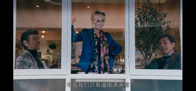 老牛吃嫩草!退休老警察凭什么获得年轻美少女疯狂垂青?