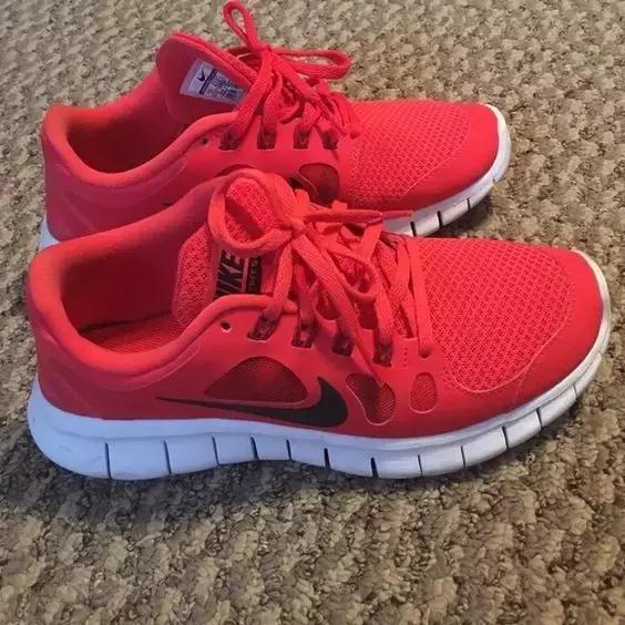 球鞋/最爱脚下那抹红，今夏潮人都得踩个它