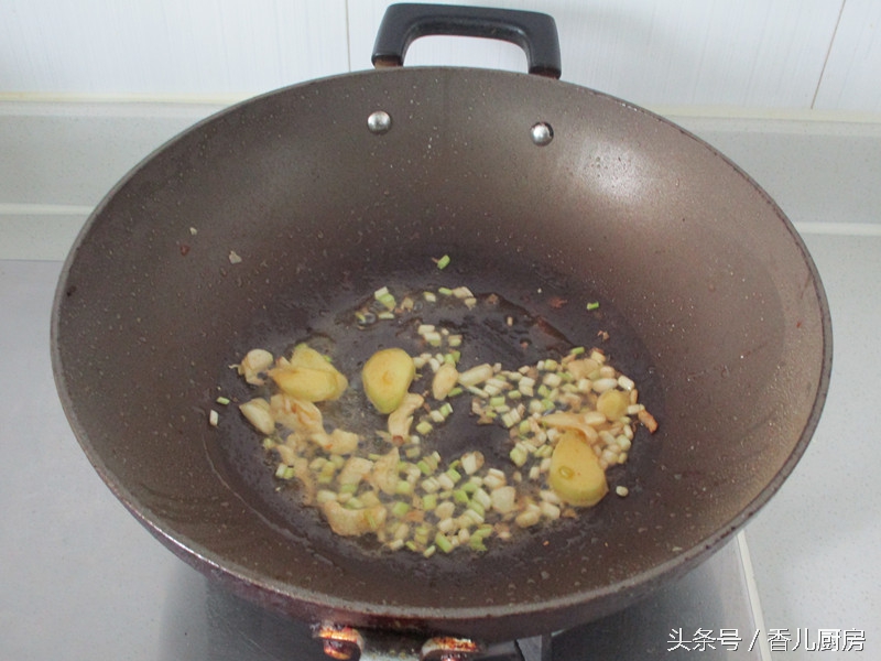 煎鱼掉皮怎么继续做红烧鱼,煎鱼怎么不粘锅不掉皮红烧