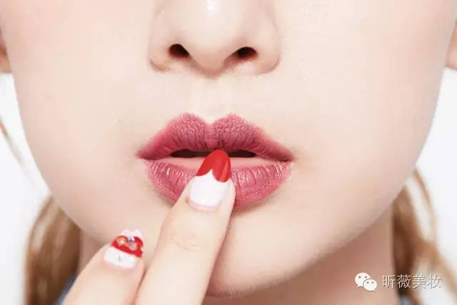黑加仑紫色配怎样的妆容,淡淡的大红唇妆容
