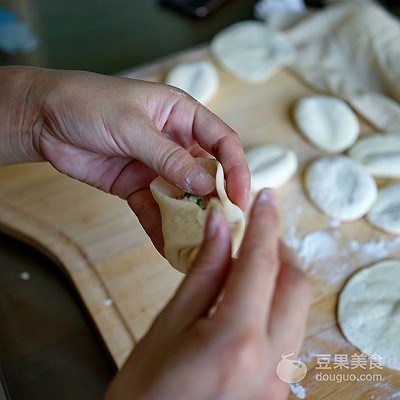 鲜汁四溢的小笼汤包——附详细包子手法图