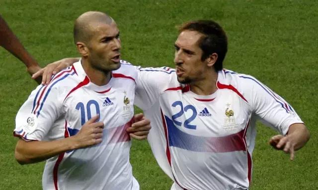 喜欢踢足球的男生有什么感觉,为什么要跟踢足球的男生谈恋爱