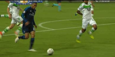 足球场上那些尴尬的瞬间,足球场上的尴尬时刻