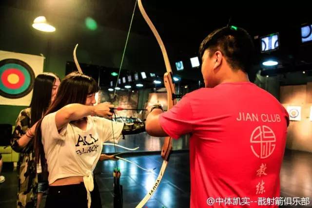 周末跟朋友喝点酒吃烧烤,周末聚会喝酒撸串