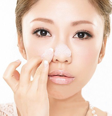 鼻子黑头毛孔粗大小方法解决,鼻子黑头毛孔粗大的改善方法