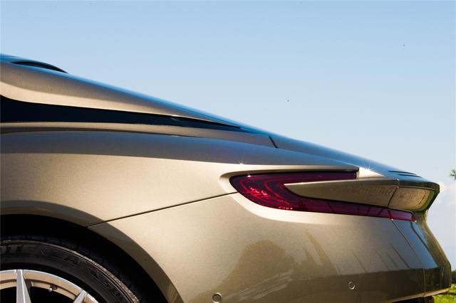 阿斯顿马丁db112020款v8coupe,全球限量1台的阿斯顿马丁db11