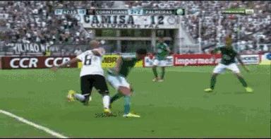 如何在足球球场上装x,在家就能练的足球技巧增加球感