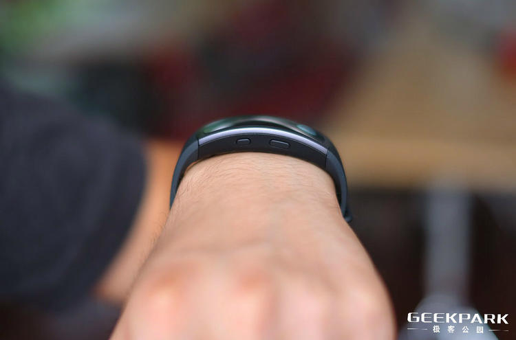 三星手环gearfit2测评,三星手环gearfit3评测