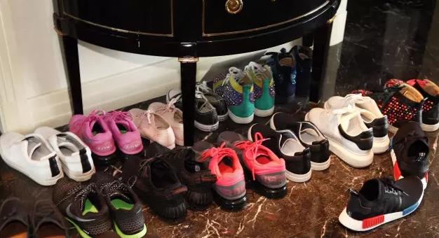 王思聪起居室曝光堆满玩偶和限量版球鞋!太有钱了