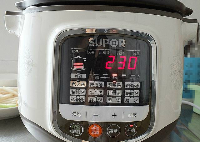 为什么自己炖的鸡汤那么油,为什么炖的鸡汤不够清