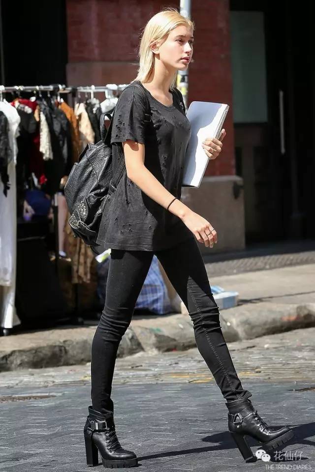 一穿高跟鞋走路就外八怎么办,女人穿高跟鞋不会走路