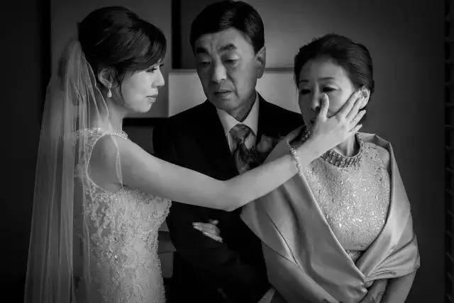 花了一个月工资拍婚纱照值得吗,拍一套婚纱照赚多少钱