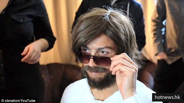 c罗扮成路人去街头踢足球,c罗扮成老大爷去足球场