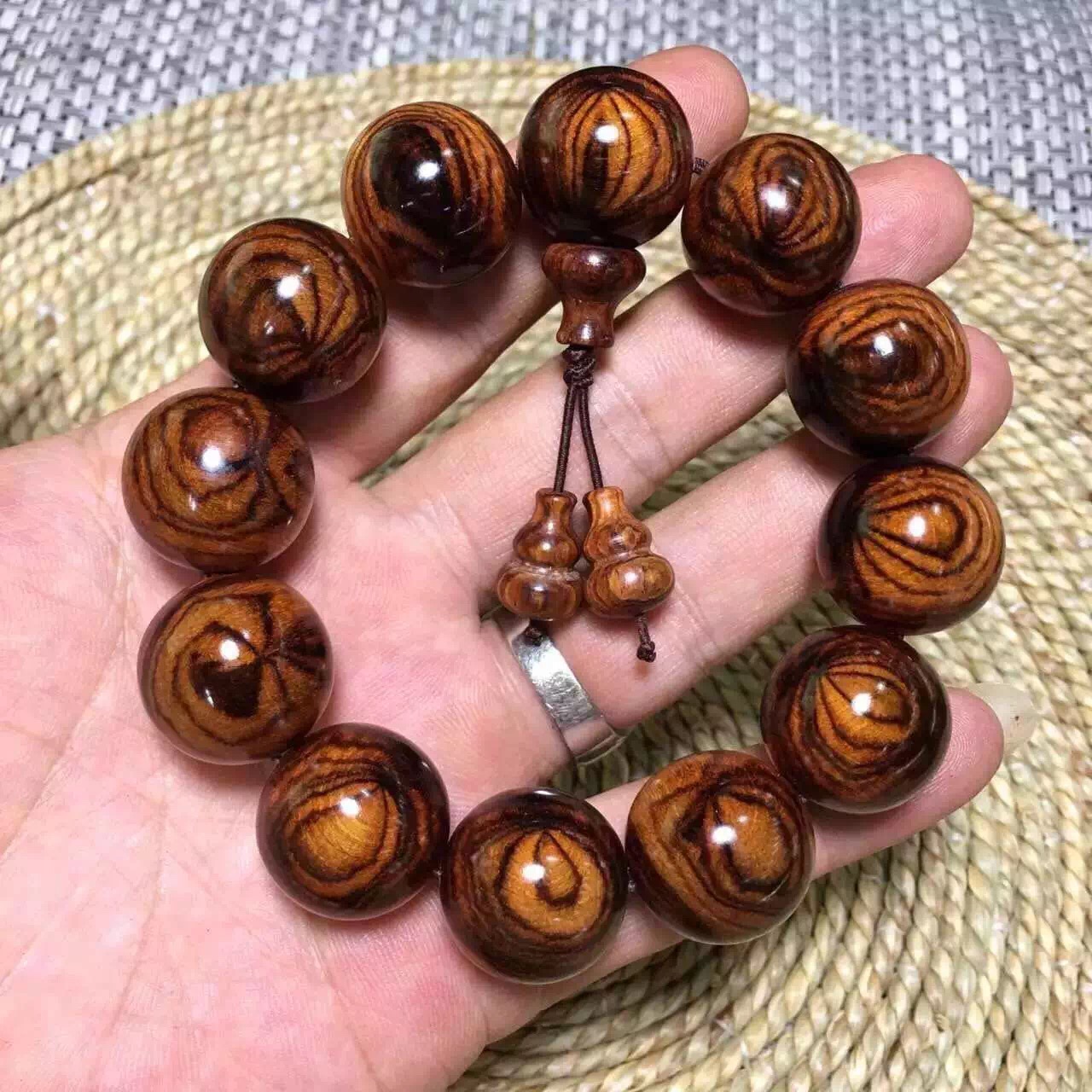 亿万富翁在佛珠断了的时刻，幡然醒悟！