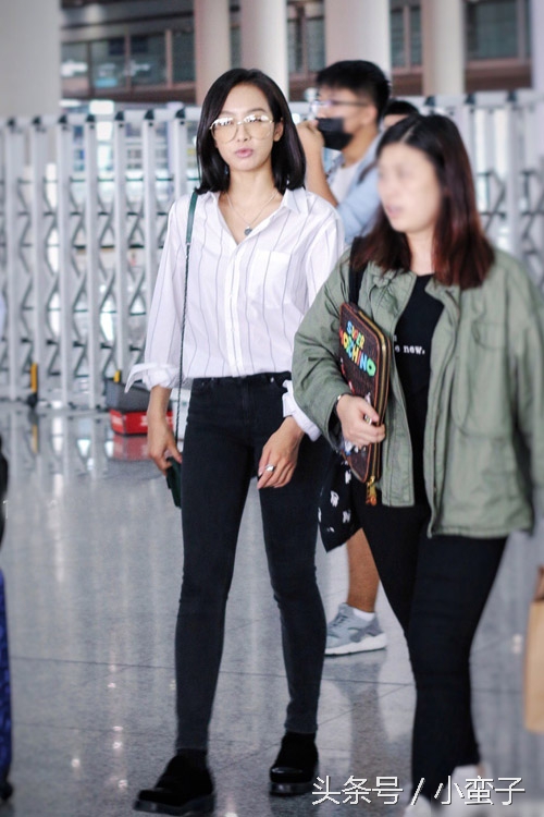 女星最新机场街拍 杨幂甩了郑爽N条街