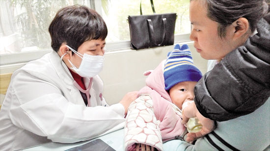 宝宝吐出来黄色的奶渣,宝宝嘴里吐出褐色粘液