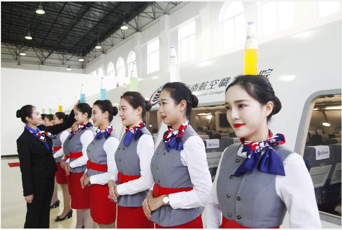 一米七八的空姐照镜子练站姿,准空姐蹲姿练习常常练到腿脚发麻