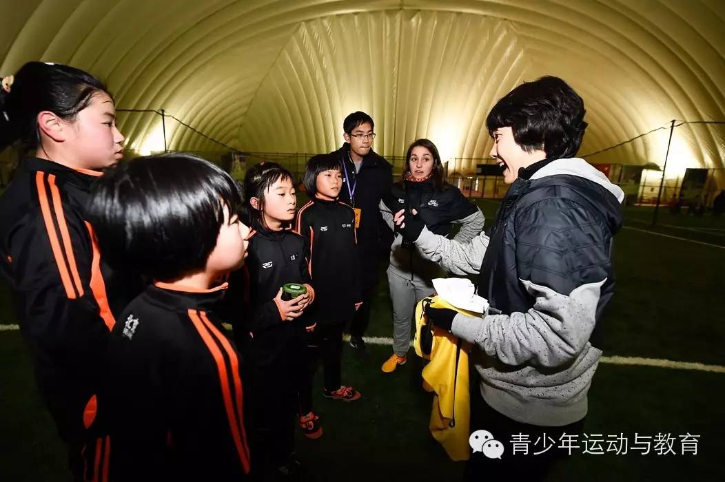 足球训练营冬训校园足球,扎根绿茵青训的“孩子王”外教