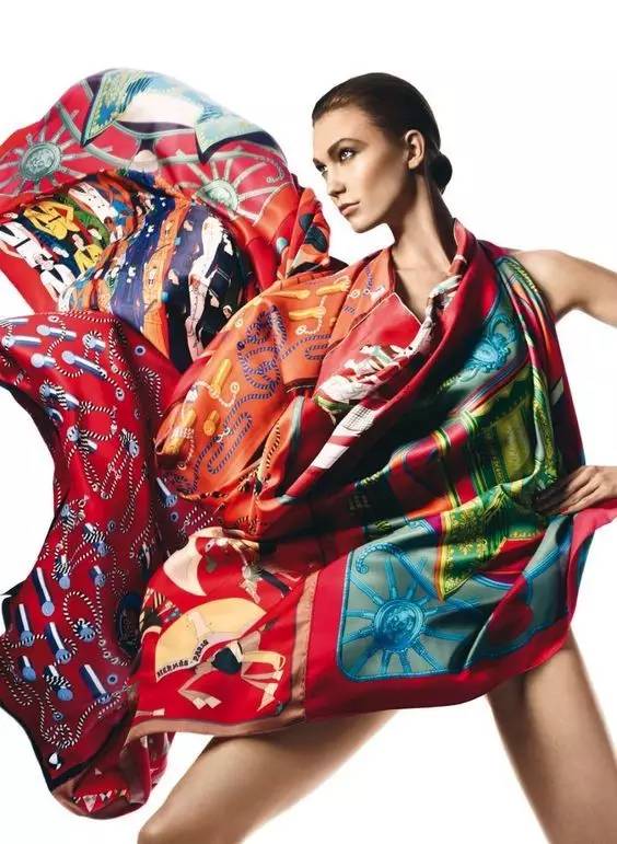 爱马仕丝巾的故事,爱马仕丝巾的故事视频