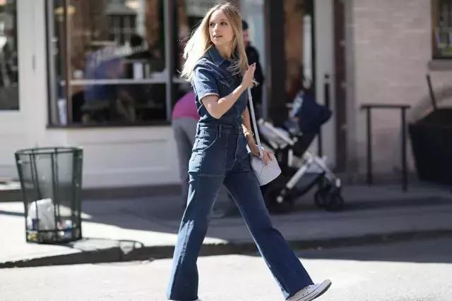 这个牌子的牛仔裤请给我来一打!