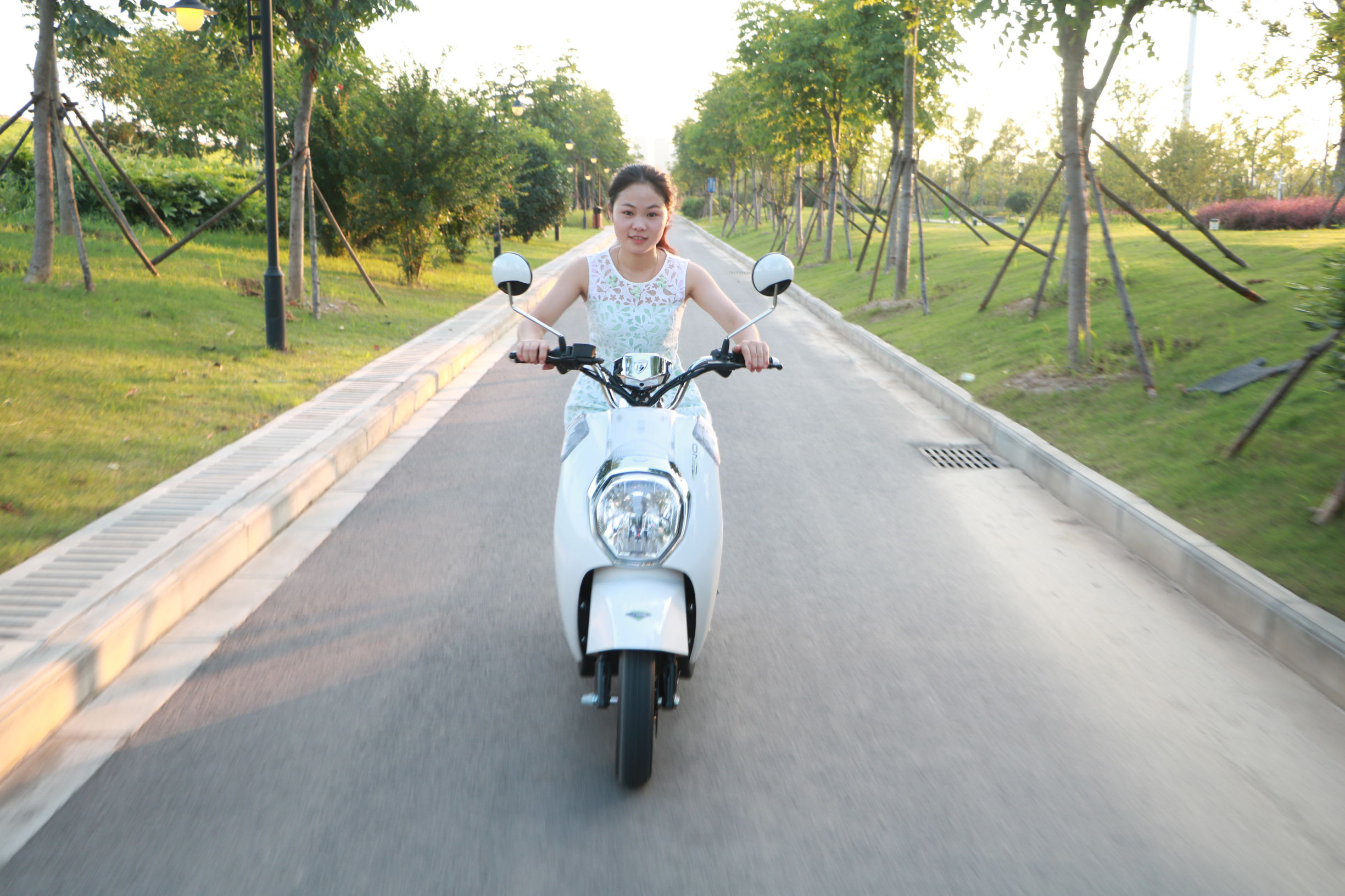 雅迪和小牛哪个更智能,雅迪比小牛更稳定