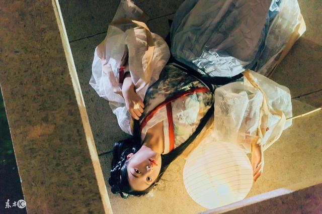 小说描写她摆摊卖布,美女摆摊小说推荐