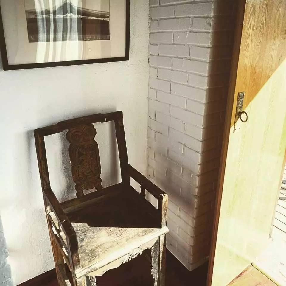 这位帅哥开着民宿却不好好做生意天南海北收藏好物分享给游客