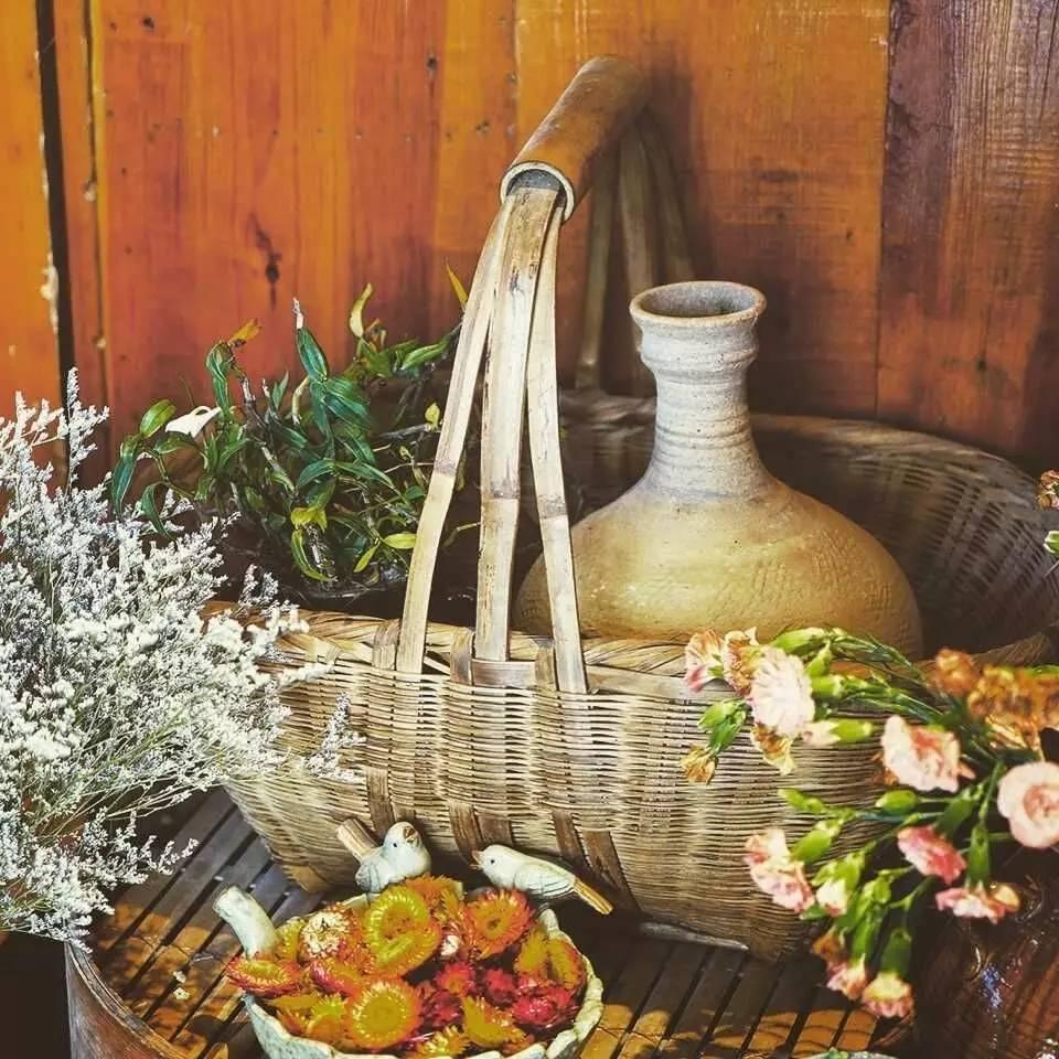 这位帅哥开着民宿却不好好做生意天南海北收藏好物分享给游客