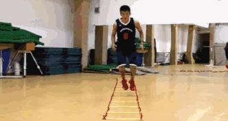 正面防守突破怎么摆脱,篮球防守技巧教学