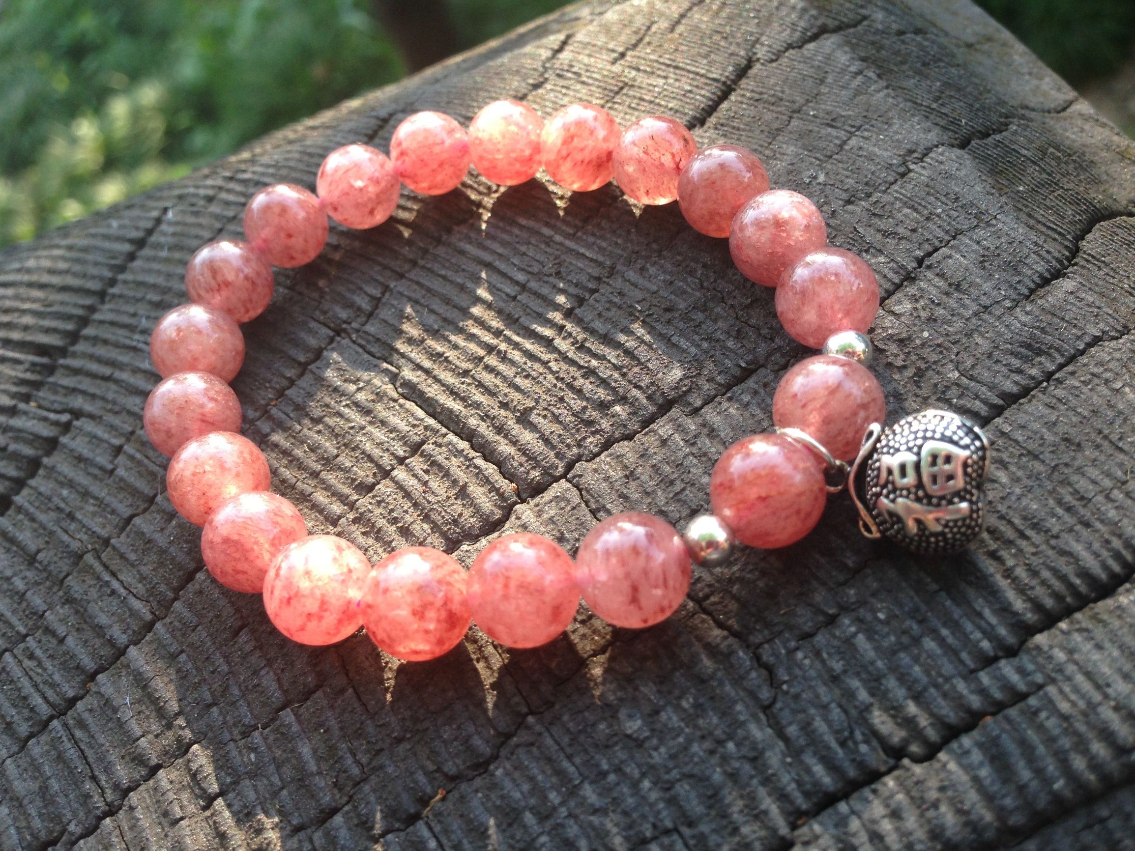 草莓晶手串的功效与作用,草莓晶的功效和寓意