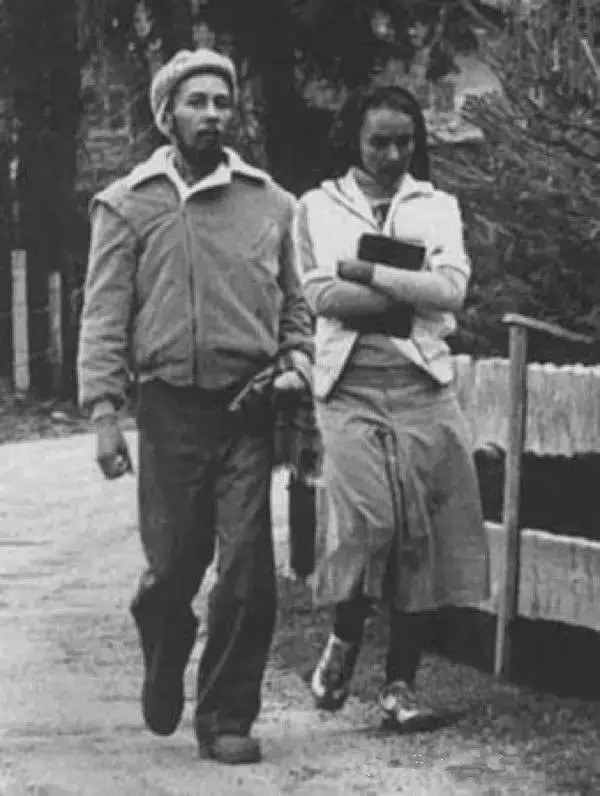 这个吸了一辈子*麻大**的脏兮兮黑人，凭什么被印在数以亿计的T恤上