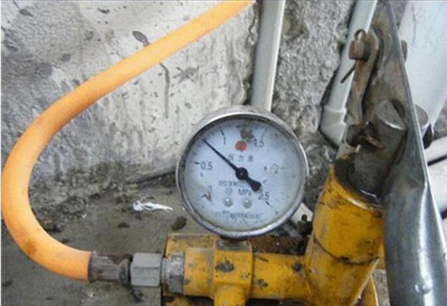 刚装一年的水管就漏水，都怪当初水电验收少了这一步！