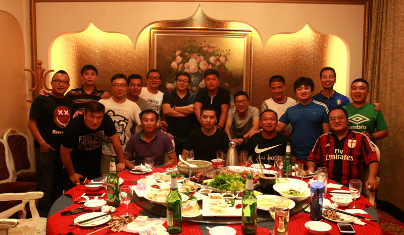 洛阳有这么一群汉子，人到中年还奔跑在绿茵草场上！