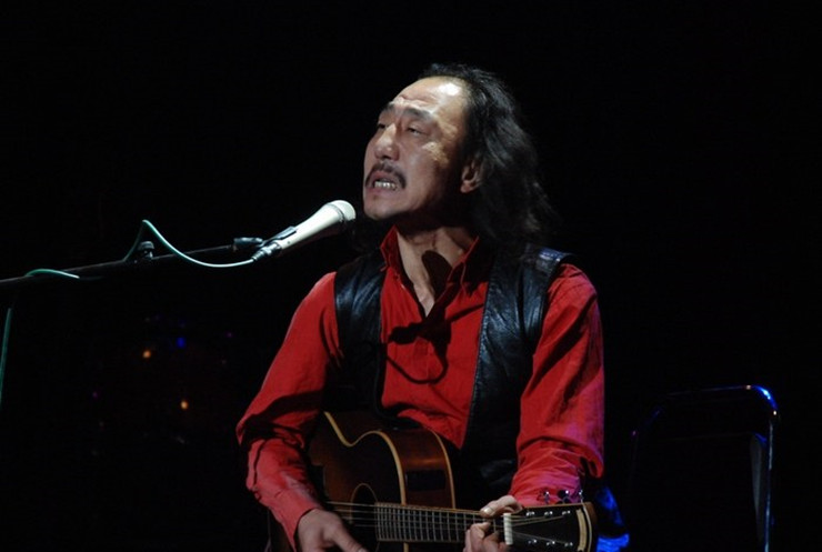 这个看起来疯癫的老头,是“摇滚鼓王”的哥哥,中国民谣界的传奇