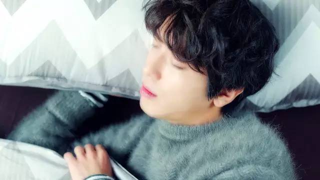 40岁眼周适合用什么样的眼霜,眼周发黑适合用什么眼霜