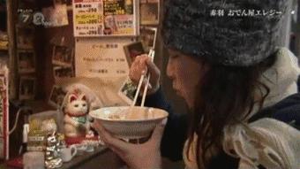 这家在街角开了60年的小摊，只卖一种料理，连个座位都没有，却把大家都暖哭了