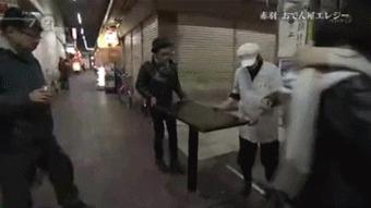 这家在街角开了60年的小摊，只卖一种料理，连个座位都没有，却把大家都暖哭了