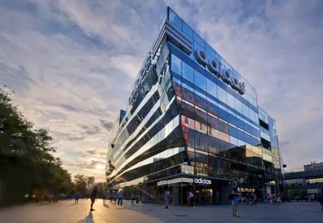 今天我们想聊聊adidas如何在时尚道路上越玩越嗨