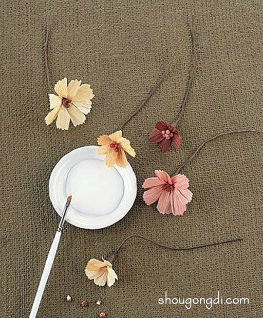 玉米叶做仿真花的方法，你也可以制作一朵哦