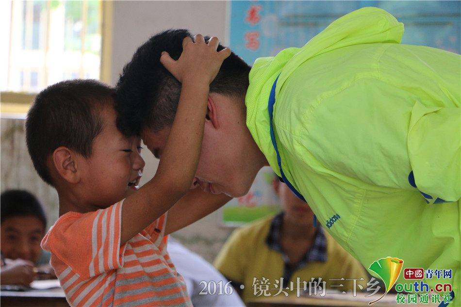 聊城大学学子文化下乡服务国学经典“邮递员”